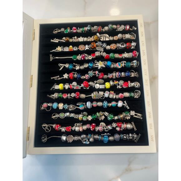 Willabee And Ward Charm Bracelet Set & Case Monthly Holidays Danbury Mint K8 - Picture 3 of 5